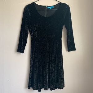 L’Amour 3/4 Sleeve Black Velvet Sleeve Dress